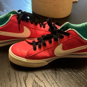 Nike Classic & Bright!!! Size 9.5